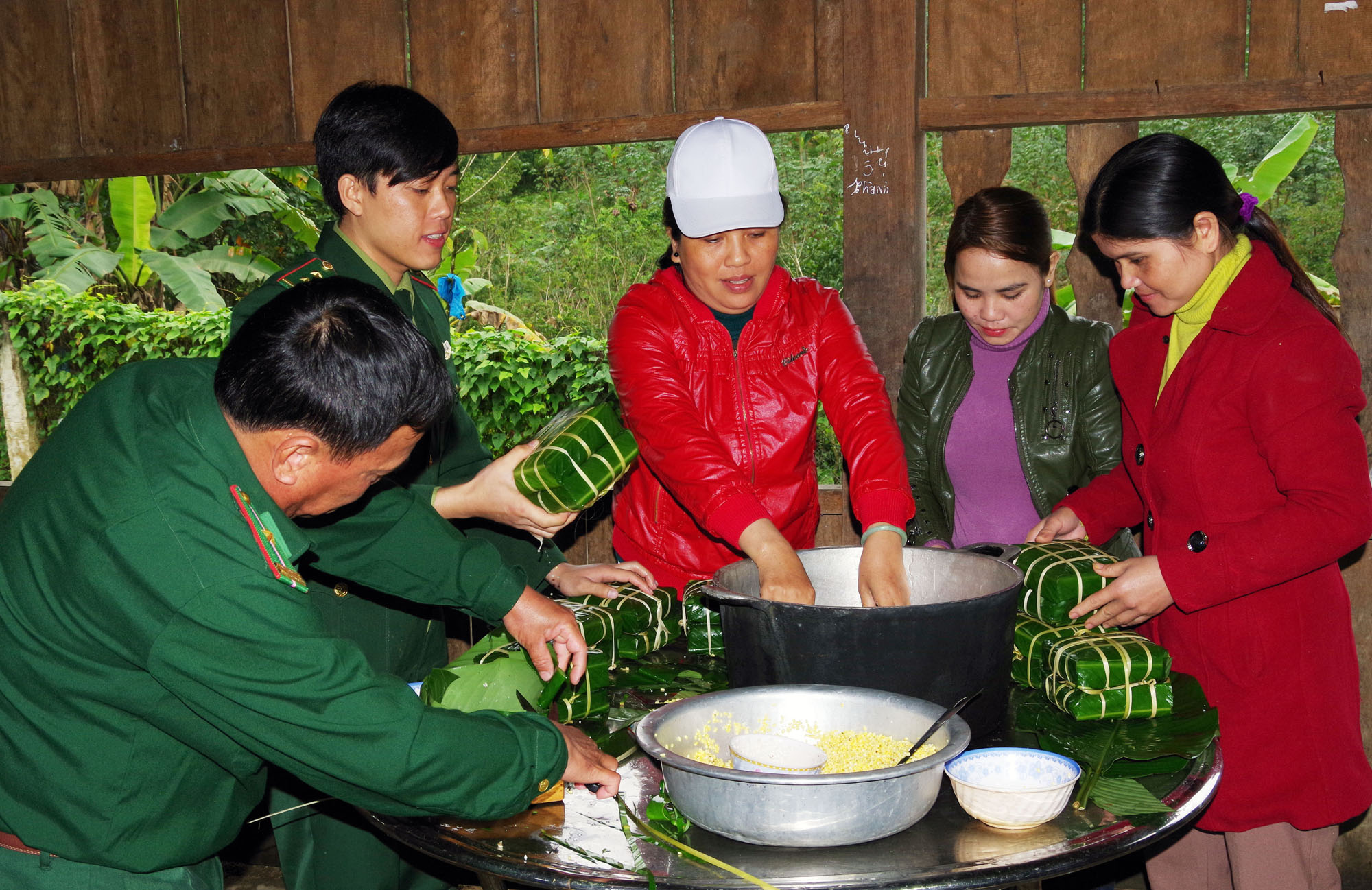 Rộn ràng Ngày hội bánh chưng xanh vùng biên giới